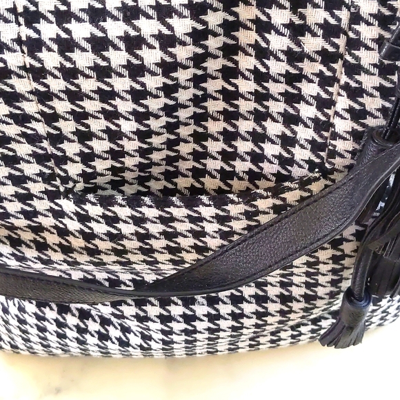 NWT. The Limited Houndstooth pattern shoulder/crossbody bag w/big front pockets. - Picture 5 of 8